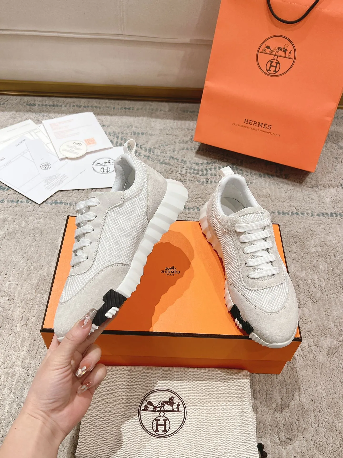 👟👟Ex-factory price 640👟👟 ‼ ️Top version 2024ss Hermès/Hermès new arrival in early autumn, casual shoes for couples👟Color-blocking design MM style, advanced fashion, simple and advanced, casual matching, very light and comfortable on the feet 🔘Upper: suede/cowhide 🔘Inner: sheepskin 🔘Outsole: original PU foam molding outsole 🔘Number of sizes: Women’s size 35-42 (40.41.42, custom made, non-refundable) Men’s size 39-46 (45.46, custom made, non-refundable) 🎁Original exquisite packaging